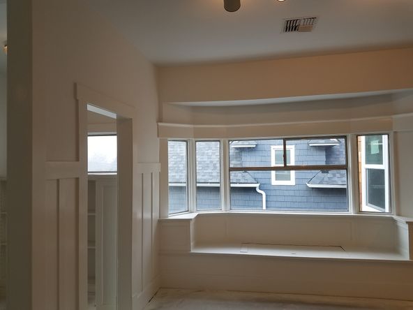 2212 Queen Anne Ave N, Seattle, WA 98109